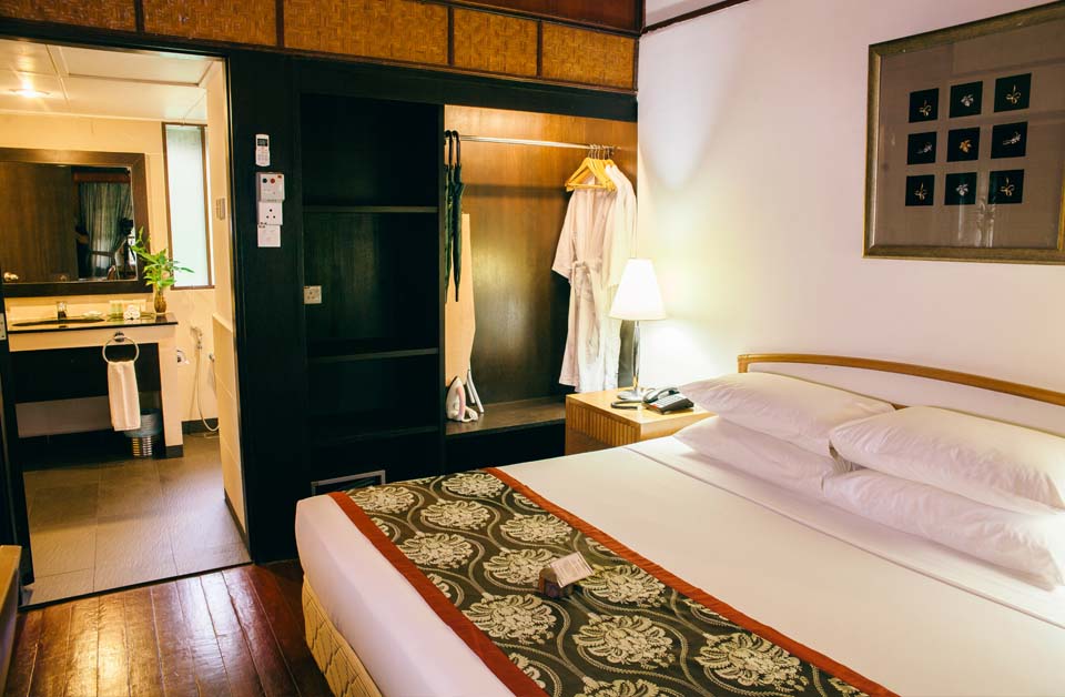 Zeus-Accommodations-960x628px-Bungalow_Interior_Rotating_Image_2