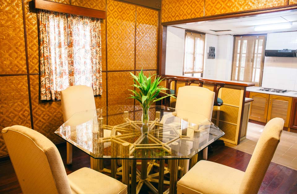 Zeus-Accommodations-960x628px-Bungalow_Interior_Rotating_Image_3